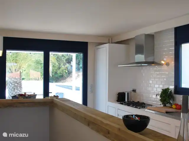 Location de Vacances Espagne, Costa Brava, Palamos, villa - Manuki Mas Costa Brava Villa Cuisine avec vue sur la terrasse